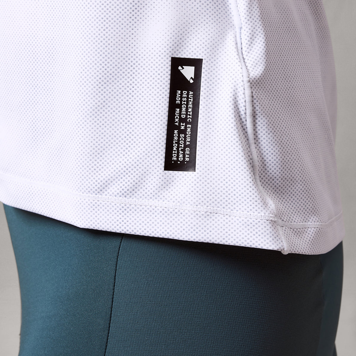 ENDURA W Alltrack Roam L/S Tech Tee | white