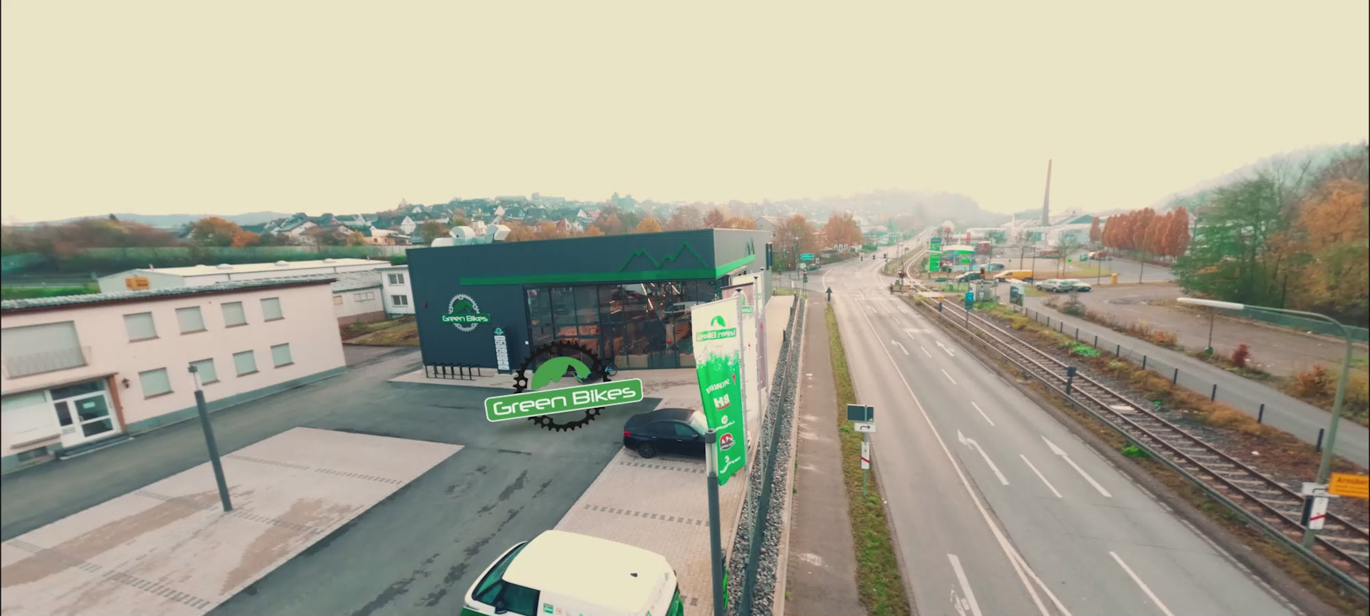 Video laden: Drohnenflug durch den Green Bikes Store in Arnsberg